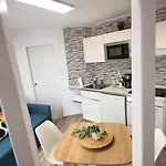 Party Coast For Young Travelers Apartment *